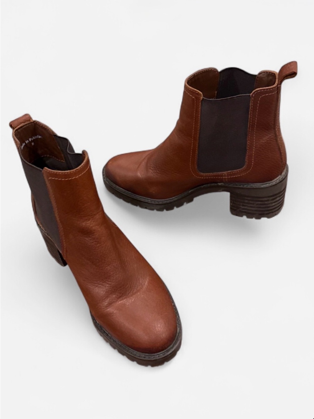 NWOT! Oker Leather Chelsea Boots Women’s Size 8